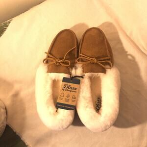 Dluxe by Dearfoams NWT Women's Chestnut Suede Shearling Slippers Size 7